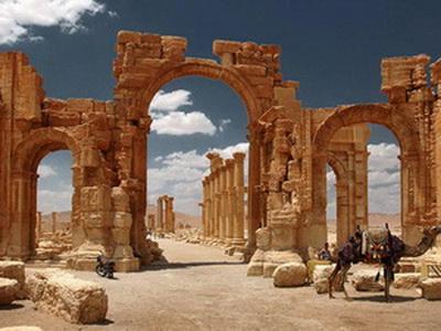 Триумфальная арка, считавшаяся визитной карточкой не только Пальмиры, но и всей Сирии. Этот исторический памятник изображен на купюре в 100 лир.