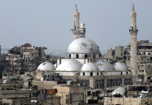 В старом Хомсе (древней Эмессе) разрушен архитектурный ансамбль церквей и мечети Ибн аль-Валида.На фото: мечеть Ибн аль-Валида
