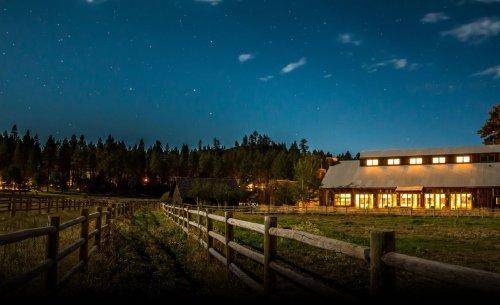 Ранчо Шекспира (Shakespeare Ranch), Гленбрук (Glenbrook), штат Невада - 98 миллионов долларовРанчо Шекспира в Неваде, названное так из-за того, что одна из скал на этом участке, по всей видимости похожа на знаменитого барда, продается за 98 миллионов долларов. Тем не менее, если приглядеться становится вполне понятным почему кто-то заплатил бы такие деньги за эту собственность: 53 гектаров побережья, 17 домиков для гостей, сарай, крытый бассейн в отдельном здании и пристань длиной почти 122 метра.