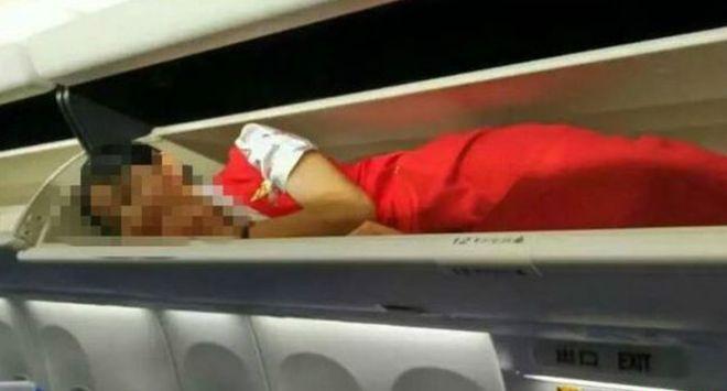 Вот как издеваются над китайскими стюардессами