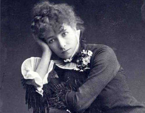 В 1898 году Бернар играла роль в пьесе под названием Tosca и должна была несколько раз спрыгнуть с верхней части установленного на сцене замка. Ей на тот момент уже было 54 года.В одном из прыжков она повредила колено и в течение последующих лет хроническая боль не переставала мучить её.