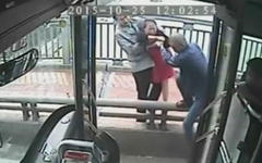 Водитель автобуса спас женщину, пытавшуюся покончить с собой