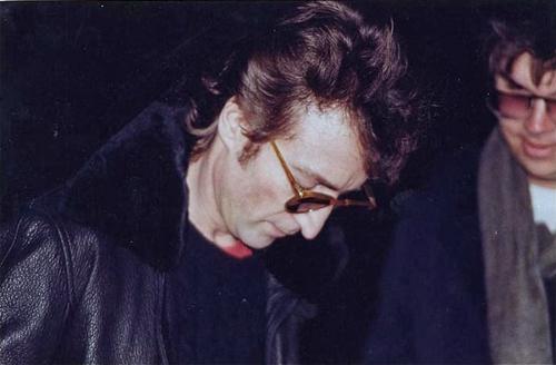 Джон Леннон и его убийцаНа этом снимке, сделанном 8 декабря 1980 года, Джон Леннон дает автограф Марку Дэвиду Чепмену, человеку, который убьет его менее чем через шесть часов. Изначально Чемпмен был фанатом 