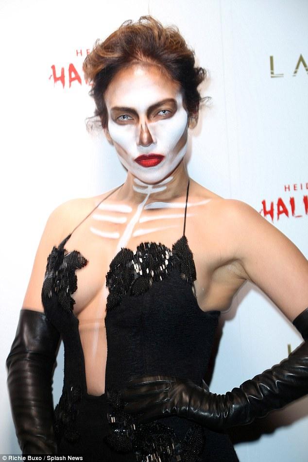 ДжейЛо в образе соблазнительного скелетона - ФОТО