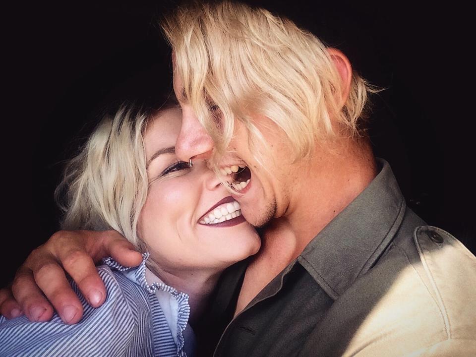 Парень подарил любимой самое необычное обручальное кольцо - ФОТО