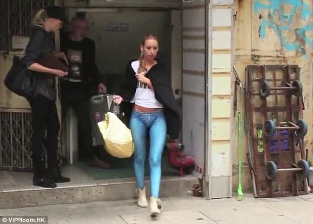 Девушка С Вибратором На Улице Видео