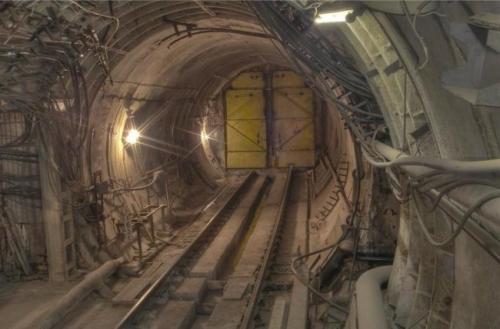 Метро-2 в МосквеПредполагаемая секретная подземная система метро в России. Якобы была построена во времена Сталина и носила кодовое название