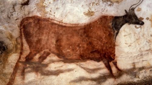 Поначалу пещера была открыта для туристов и привлекала огромное количество людей, но избыток углекислого газа, изменение в освещении и температуре создали угрозу для сохранности рисунков. Поэтому в 1960 году власти решили создать точную копию пещеры (Ласко-II), куда могли бы заходить туристы, а оригинал закрыли.