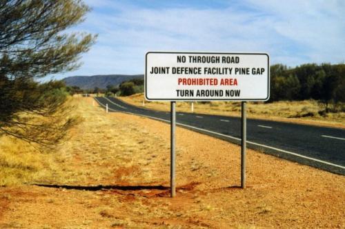 Объект Pine Gap известен как одна из самых крупных зарубежных станций радиоэлектронной разведки США. Отсюда контролируются разведывательные спутники Америки. Конечно, туристам здесь не место.