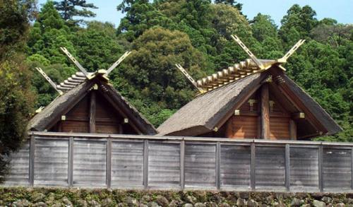 Великий храм Исэ в ЯпонииОсновная синтоистская святыня Японии. В Исэ-дзингу хранятся национальные сокровища, в частности Священное Зеркало, являющееся императорской регалией. Главный храм закрыт высоким деревянным забором, доступ в главное святилище ограничен - вход разрешен только священнослужителям высшего ранга и членам императорской фамилии.Основная кумирня огорожена четырьмя заборами, и посетители могут увидеть только фрагменты крыши. Весь комплекс обслуживают около ста священнослужителей. В основную кумирню имеют право входить только император и императрица.Район вокруг святилища - национальный парк Исэ-сима, в котором находится немало исторических объектов.