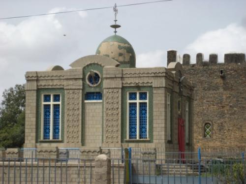 Часовня храма Марии Сионской в ЭфиопииХрам знаменит тем, что в его часовне хранится главная святыня христиан Эфиопии - ларец, называемый Ковчегом Завета. По преданию в ларце находились золотой сосуд с манной небесной, жезл Аарона и две из десяти скрижалей с заповедями Ветхого Завета, полученные Моисеем на горе Синай. Вход в новое здание храма открыт для всех желающих, и для зрителей есть копия ларца, а вот часовня, куда перенесли оригинал, закрыта для путешественников.Единственным человеком, посвященным в тайну, является отшельник-хранитель реликвии. Он никогда не разговаривает с посторонними и отказывает в интервью журналистам. Согласно обычаю, хранитель не имеет права оставлять свой пост и не должен выходить за пределы храма вплоть до конца своих дней. Дотронуться до ковчега он может только в одном случае: если наступит Страшный суд.