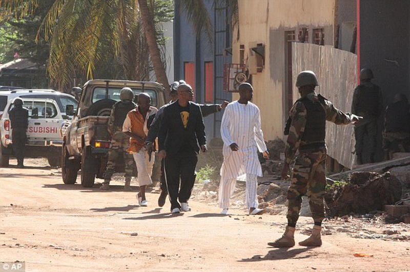 Стало известно, кто стоит за нападением террористов на отель в Мали