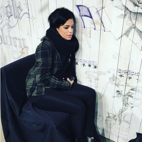 Она просунула руку в отверстие в стене, а когда вытащила... - ФОТО