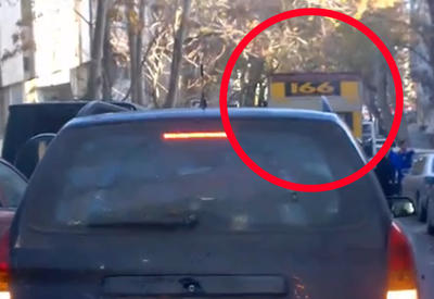 В Баку грузовое такси перекрыло дорогу <span class="color_red">– ВИДЕО</span>