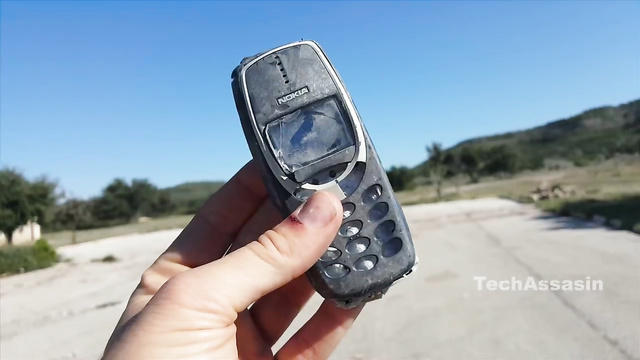 Телефон, которому даже танк нипочем