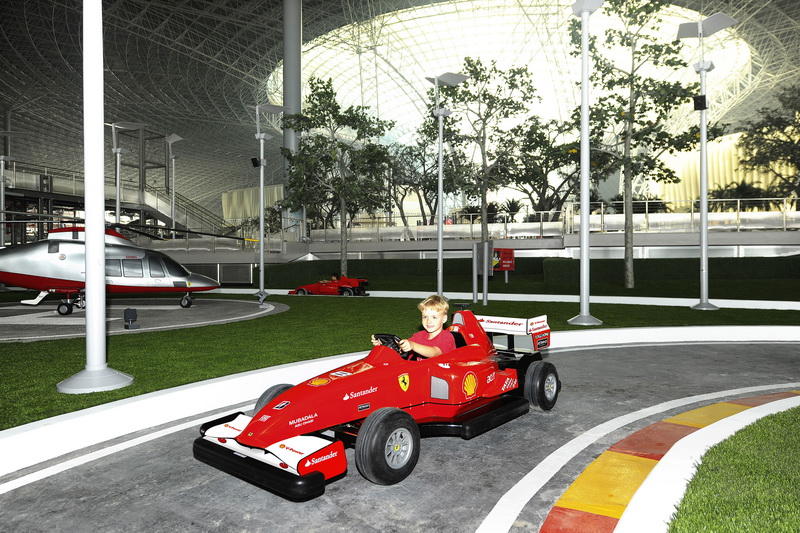 Ferrari World - королевство скорости и автомобилей