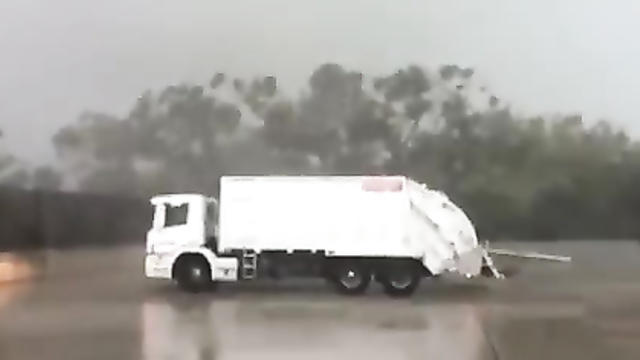 Мощный торнадо унес грузовик