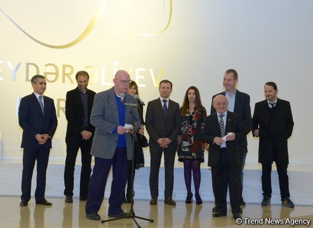 В Центре Гейдара Алиева состоялось открытие выставки британского скульптора Ричарда Дикона
