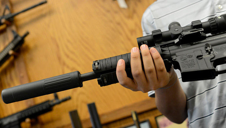 В американском ювелирном магазине бесплатно раздают оружие