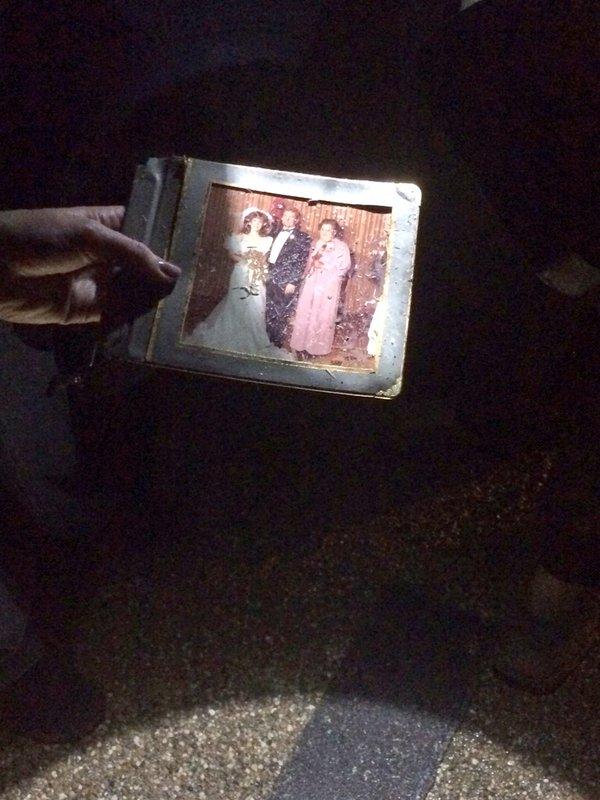 Жители разрушенного Далласа обнаружили в джипе странную находку