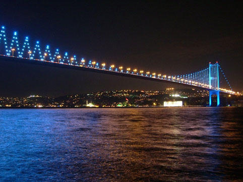 В Стамбуле военные заблокировали мосты через Босфор, над городом кружат вертолеты