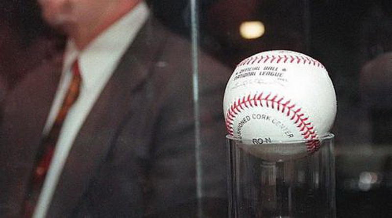 Бейсбольный мяч Марка МакгвайраЦена этого мяча, ставшего поводом проведения 70-го матча рекордсмена Марка Макгвайра, составляет 3 млн долларов.