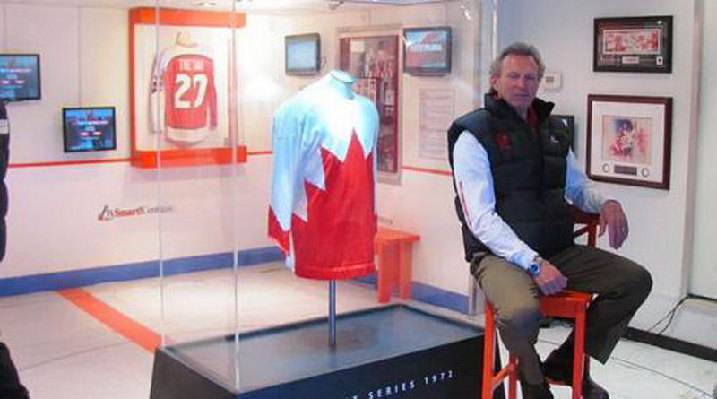 Форма Пола ХендерсонаФорма Пола Хендерсона, легендарного игрока канадской сборной по хоккею, забившего победный гол в 1972 году в игре против СССР, на одном открытом аукционе нашла покупателя, готового заплатить 1,27 млн долларов.