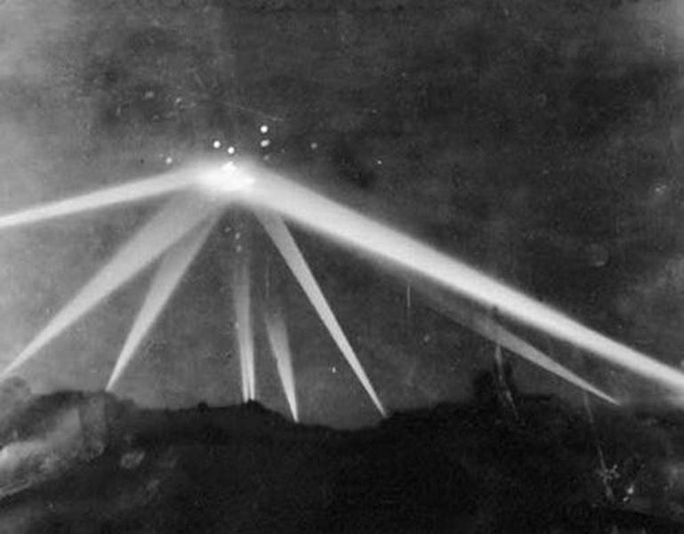 Спустя всего несколько месяцев после нападения на Перл- Харбор в 1942 году, неопознанные летающие объекты были замечены в небе над Лос- Анджелесом , штат Калифорния