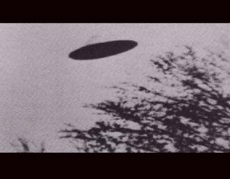 Говорят, что этот снимок, сделанный фоторафом-любителем Дином Морганом , демонстрирует образ неопознанного летающего объекта в небе над Редбад, Иллинойс , 1950