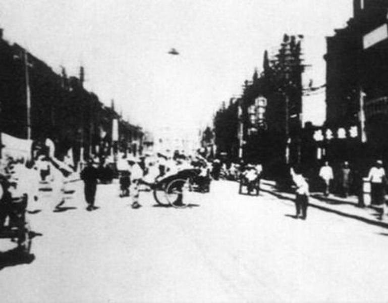 Эта фотография показывает неопознанный летающий объект, который видели в небе над Tiensten, провинция Хэбэй , Китай, в 1942 году