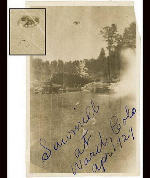 Эта фотография была сделана Эдвардом Флипом на лесопилке в Варде , Колорадо , в 1929 году. Филип описал страшный