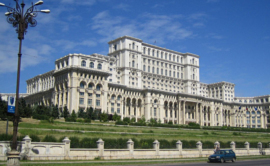 Дворец парламента РумынииБухарестСамое большое в мире административное здание стоит в Бухаресте - здесь размещается парламент страны. Построенное еще при ненавистном диктаторе, Николае Чаушеску, оно настолько огромно, что его просто трудно сфотографировать за один раз. Дворец был создан в 1984 году, архитектор предпочел неоклассический стиль. Для постройки парламента пришлось снести 1/5 всех исторических зданий центра Бухареста.