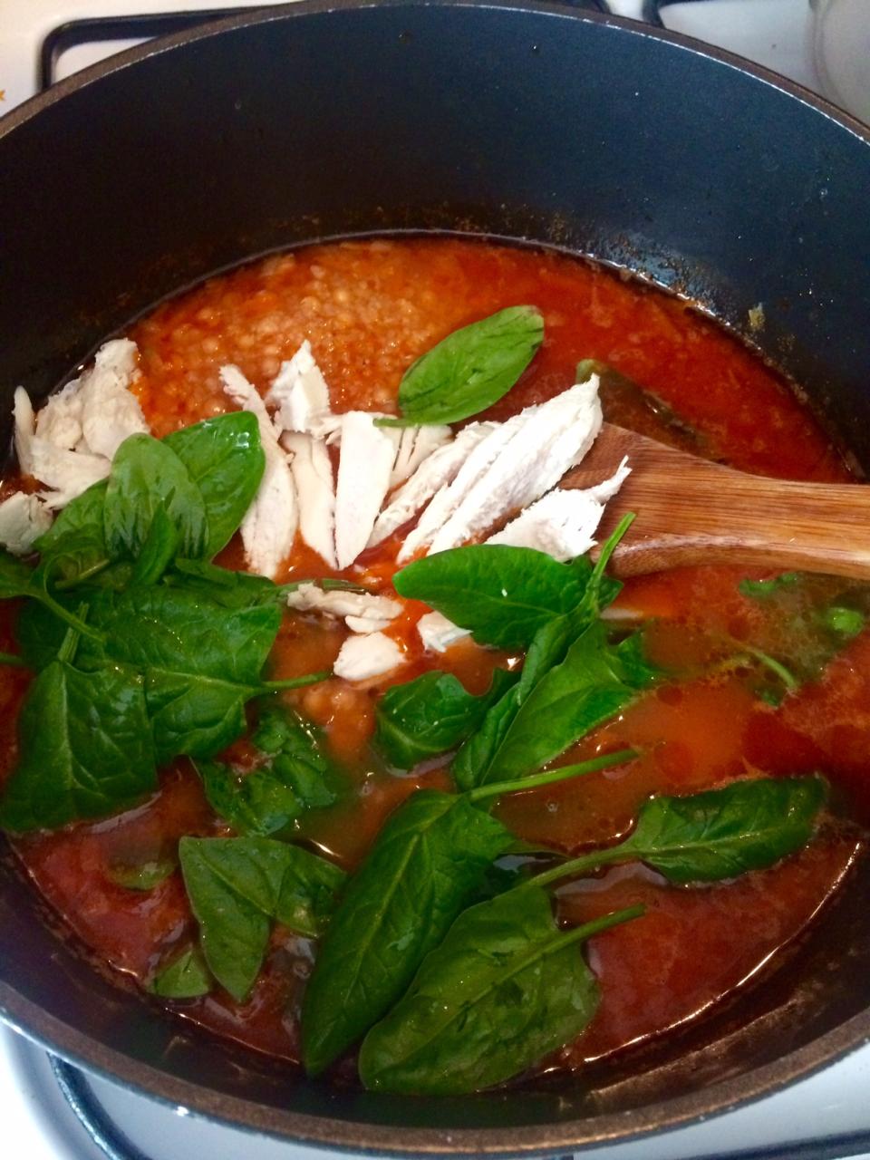 суп с булгуром и курицей и чечевицей. kurica (2). суп с булгуром и курицей и чечевицей фото. суп с булгуром и курицей и чечевицей-kurica (2). картинка суп с булгуром и курицей и чечевицей. картинка kurica (2). Сытный, зимний, с другой стороны не слишком калорийный, что может быть лучше для ужина. Суп из курицы с булгуром и чечевицей прекрасный и довольно быстрый вариант зимней трапезы, нужно лишь добавить к тарелке супа хрустящий хлеб. Чтобы приготовить такой суп быстро, необходимо заранее отварить куриную грудку и сварить бульон. Для бульона можно использовать и целую курицу, и куриные косточки, а также лук, морковь, петрушку, перец и лавровый лист. Готовый бульон можно приготовить в выходные, заморозить в пластиковом контейнере и разморозить в тот день, когда вы будете готовить суп.