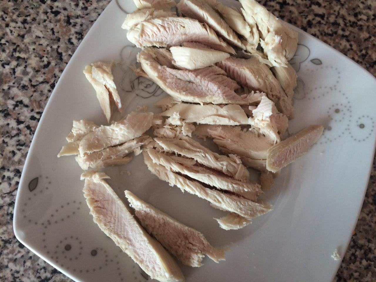 суп с булгуром и курицей и чечевицей. kurica (4). суп с булгуром и курицей и чечевицей фото. суп с булгуром и курицей и чечевицей-kurica (4). картинка суп с булгуром и курицей и чечевицей. картинка kurica (4). Сытный, зимний, с другой стороны не слишком калорийный, что может быть лучше для ужина. Суп из курицы с булгуром и чечевицей прекрасный и довольно быстрый вариант зимней трапезы, нужно лишь добавить к тарелке супа хрустящий хлеб. Чтобы приготовить такой суп быстро, необходимо заранее отварить куриную грудку и сварить бульон. Для бульона можно использовать и целую курицу, и куриные косточки, а также лук, морковь, петрушку, перец и лавровый лист. Готовый бульон можно приготовить в выходные, заморозить в пластиковом контейнере и разморозить в тот день, когда вы будете готовить суп.