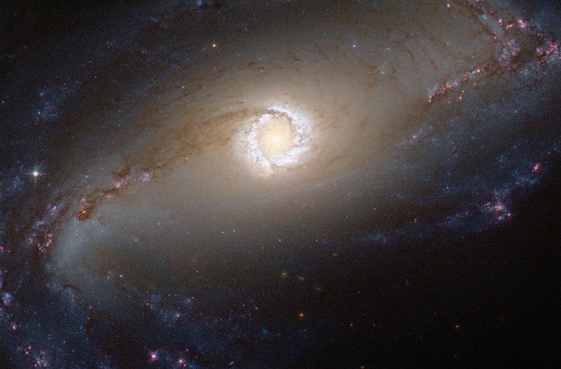 Спиральная галактика NGC 1097 в созвездии Печь.