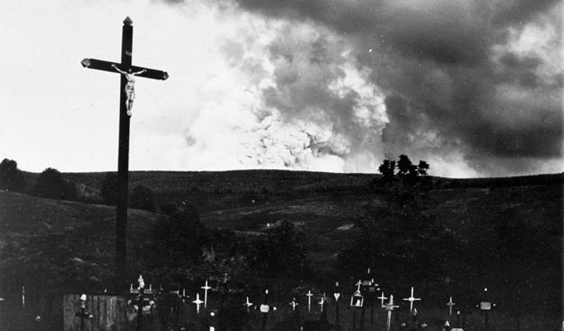 Вторжение змейВ апреле 1902 года еще одно извержение вулкана повлекло за собой неожиданные последствия. Лысая гора, возвышающаяся над Сен-Пьером, Мартиника, вообще-то считалась бездействующим вулканом. На его склонах уже сотни лет спокойно жили гигантские змеи. Зола и запах серы выгнали их из своих нор прямо в город, где змеи, испугавшись, убили около 50 человек и нескольких животных. Что еще хуже, к вечеру, когда все успокоилось, вулкан ожил опять и затопил весь город лавой. Из населения в 30 000 выжило только двое. Вторжение змейВ апреле 1902 года еще одно извержение вулкана повлекло за собой неожиданные последствия. Лысая гора, возвышающаяся над Сен-Пьером, Мартиника, вообще-то считалась бездействующим вулканом. На его склонах уже сотни лет спокойно жили гигантские змеи. Зола и запах серы выгнали их из своих нор прямо в город, где змеи, испугавшись, убили около 50 человек и нескольких животных. Что еще хуже, к вечеру, когда все успокоилось, вулкан ожил опять и затопил весь город лавой. Из населения в 30 000 выжило только двое.