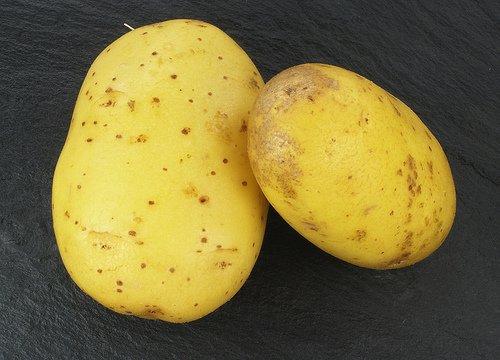 Картофель поможет убрать мешки под глазами