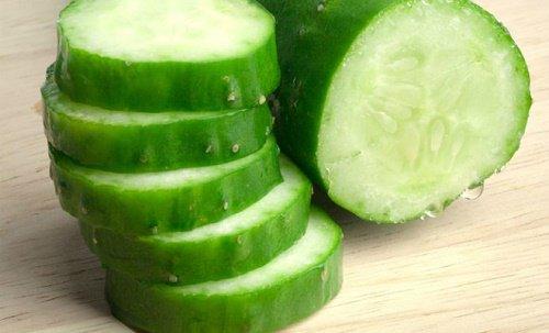 Огурец уменьшит отек и мешки под глазами