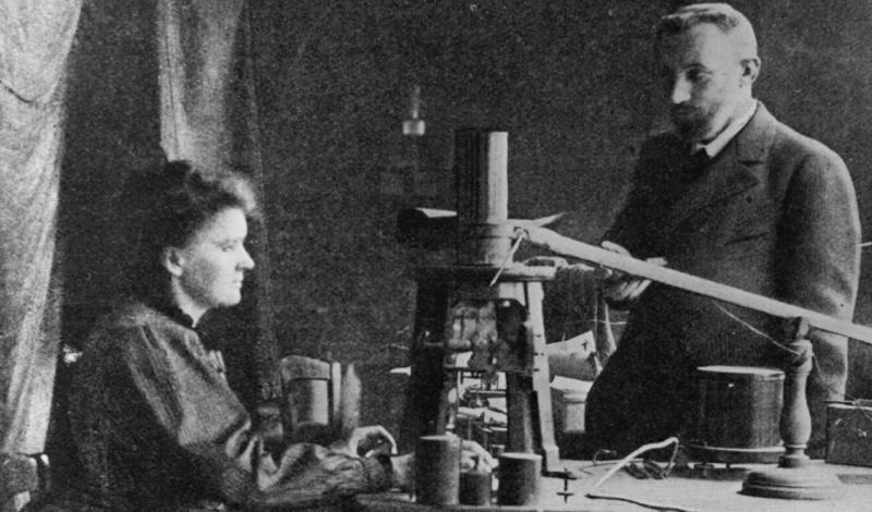 Мари КюриНаука: физика и химияГоды жизни: 1867-1934Любой список смертельно опасных экспериментов был бы неполон без Марии Кюри. Лауреат Нобелевской премии и блестящий ученый, Мария имела дурную привычку брать текущую работу на дом. Почему дурную? Потому что большую часть времени эта неординарная женщина проводила за изучением радиоактивных материалов. Мария носила образцы руды прямо в карманах и без малейшей тени сомнения бралась за настройку включенного рентгеновского аппарата. Ее документы и имущество до сих пор считаются небезопасными из-за радиации.