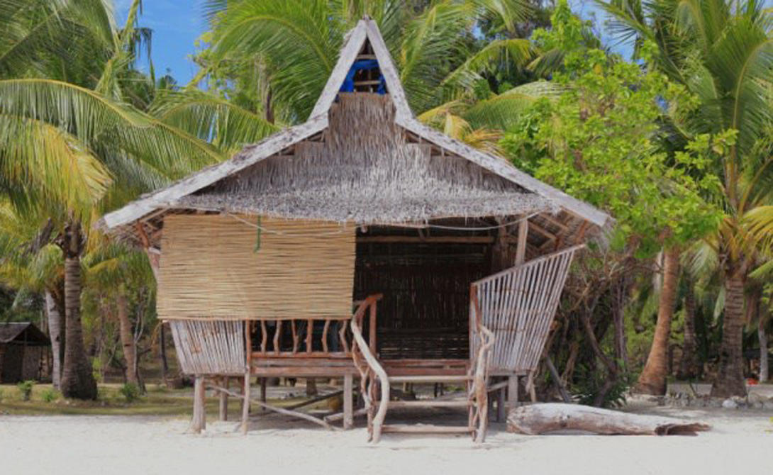 Похороны ИфуагоКогда один из членов племени умирает, его родственники мужского пола начинают долгую подготовку к похоронам. Они строят специальную подставку, которая будет поддерживать мертвое тело на всем протяжении траура - 8 дней. Тело обмывают и устанавливают у входной двери с завязанными глазами, рядом поддерживают костер. На четвертый день кожу мертвеца отслаивают от тела, ее потом похоронят отдельно.