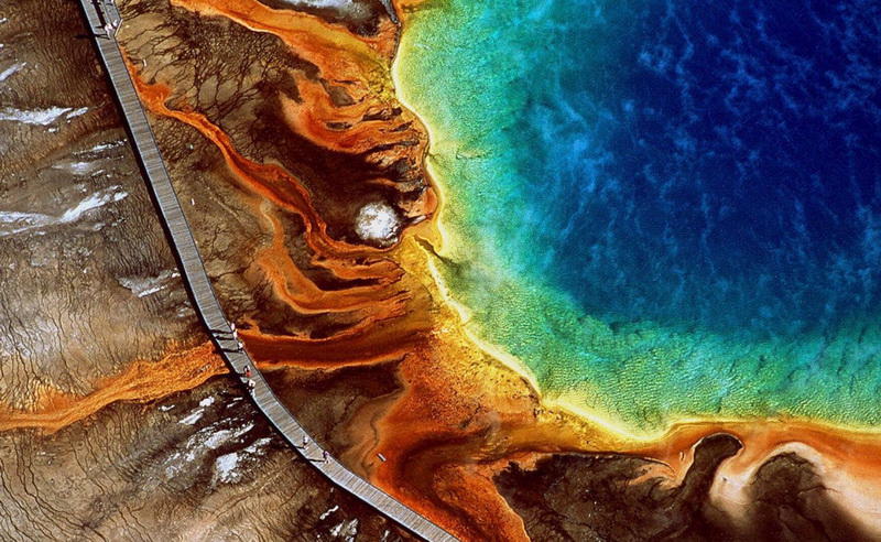 Марвел в Grand Prismatic Spring, расположенный в национальном парке Йеллоустоун, Вайоминг. Это крупнейший природный горячий источник в США.