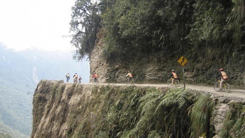Ла-Пас, БоливияВелотурнеПеред тем как отправиться в эту велосипедную прогулку, не помешает составить завещание: маршрут весьма извилистый, чрезвычайно узкий, а местами и скользкий. Участок протяженностью около 60-70 километров соединяет Ла-Пас и Коройко. Ни о каком асфальте не может быть и речи, ну, разве что первые 20 км, а дальше только щебенка, камни и глина. Начинается маршрут на высоте 4600 метров, а заканчивается на 1200 м, так что за время поездки можно увидеть и величественные Анды и тропический лес, если, конечно, вы отважитесь смотреть еще куда-то, кроме как на дорогу.