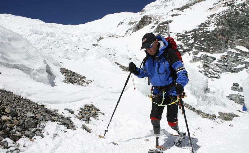 Превозмогая себяМарк Инглис из Новой Зеландии стал первым человеком, поднявшимся на Эверест, будучи инвалидом. 20 лет назад мужчине ампутировали обе ноги - он отморозил их во время экспедиции на гору Кука, но даже этот факт не повлиял на уверенность мужчины в том, что он сможет покорить высочайшую гору в мире. В итоге в 2006 году альпинист отправился в путешествие за мечтой в составе коммерческой группы, сопровождаемой съемочной группой Discovery Channel. Казалось, сама судьба была против этого восхождения - на высоте 6,5 тысяч метров у новозеландского альпиниста сломался протез, починить который было невероятно сложно. Тем не менее, Марку удалось не только исправить поломку, но и ступить на вершину горы, которой он так долго грезил. Подъем занял у Инглиса целых 40 дней, но сам альпинист утверждает, что готов был бы идти еще столько же, лишь бы достичь заветной цели.
