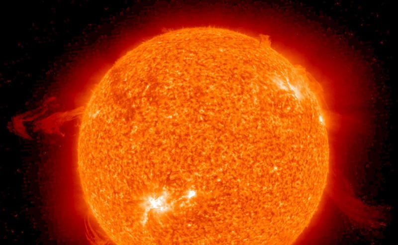 Регуляция СолнцаСолнце самостоятельно регулирует состояние собственного ядра. Когда слишком много атомов водорода сталкиваются и слияние происходит при слишком высокой скорости, ядро ​​нагревается и слегка расширяется к внешним слоям. Дополнительное пространство уменьшает плотность атомов и, следовательно, частоту столкновений - ядро начинает охлаждаться, запуская обратный процесс.