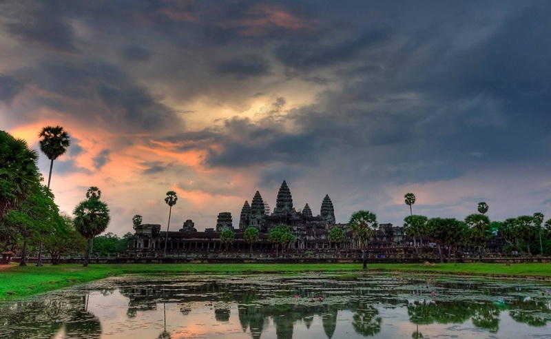 Ангкор-ВатТаиландЭтот буддийский храмовый комплекс является крупнейшим религиозным памятником в мире. Кхмерский король Сурьяварман II построил храм в 12-м веке.
