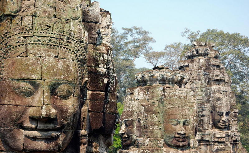 Храм БайонСием Рип, КамбоджаА вот памятник уже кхмерской культуры. Храм Байон построили в конце 12-го века. Его отличительная особенность - массивные каменные скульптуры, расположенные на многочисленных башнях здания.