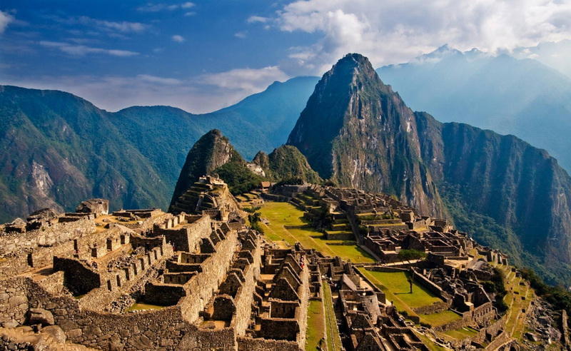 Мачу-ПикчуПеруЗнаменитый город инка был построен еще в 15 веке. Мачу-Пикчу расположен высоко на горном хребте, который доминирует над Священной Долиной Перу. Археологи предполагают, что город строился как поместье для одного из императоров инков, Пачакуту.