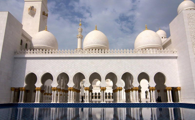 Мечеть шейха ЗайдаОАЭЭто самая большая мечеть в Объединенных Арабских Эмиратах и ​​восьмая по величине мечеть в мире. Здание было построено в период между 1996 и 2007 годами и до сих пор является одним из основных мест паломничества мусульман со всей планеты.