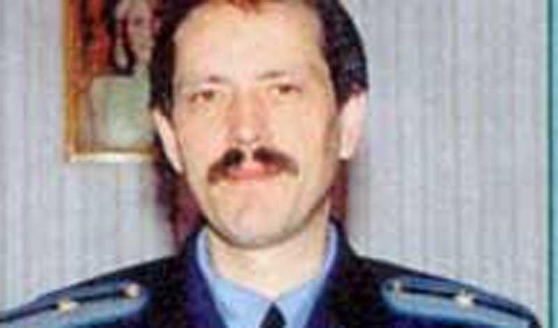 Неожиданное продолжениеНо это лишь начало истории. В 1996 году бравый капитан милиции Евгений Мокичев шел по следу опасных преступников и уже почти раскрыл кровавое дело о хищении электрического кабеля на сумму в пять тысяч рублей. Но ниточка расследования, внезапно, привела детектива к мумии Алешеньки, невесть как оказавшейся в землянке вместо искомых расхитителей государственного имущества. За новое дело взялся старший коллега Мокичева, майор Владимир Бендлин.