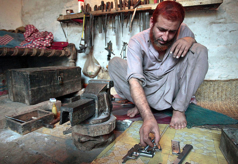 Illegal production of weapons in Darra, Pakistan